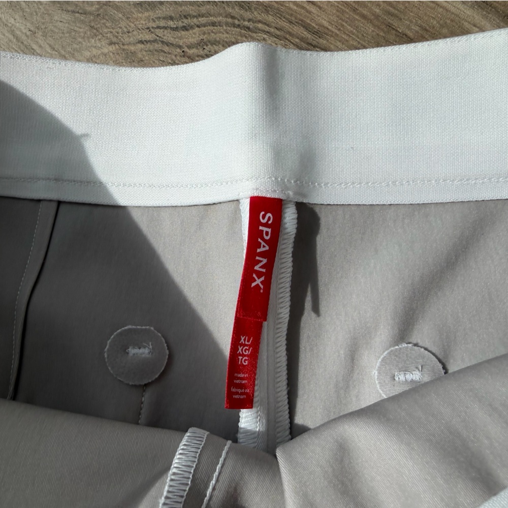 SPANX Classic White Shapewear Shorts with Branded Tag - Picture 4 of 4